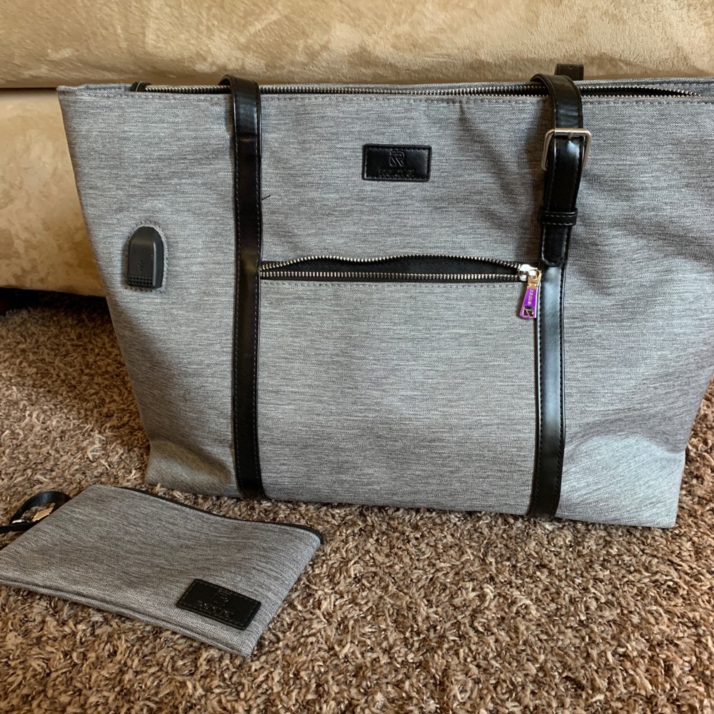 Laptop tote with USB charge port
